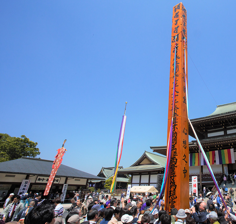 大開帳期間中に健立される大塔婆