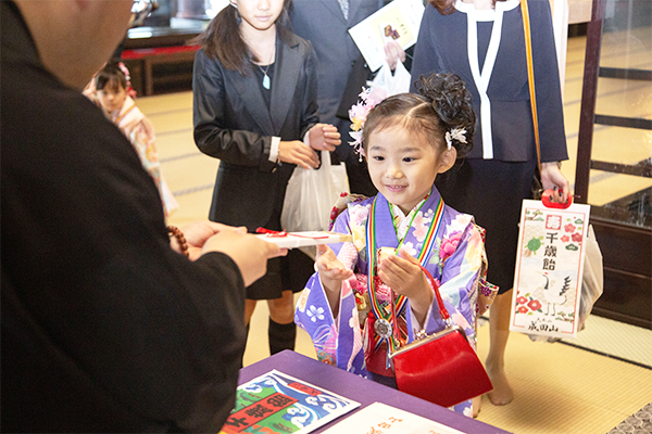 七五三特別授与品を受ける様子