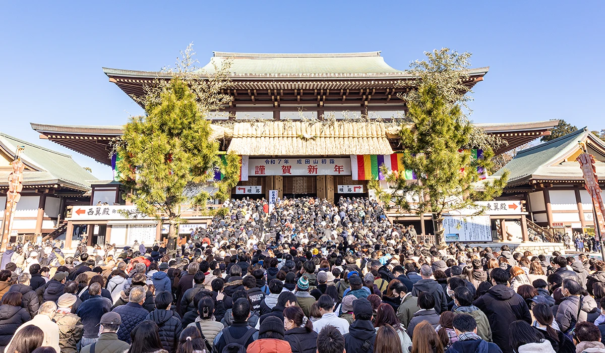 大本堂 初詣で人が賑わう様子