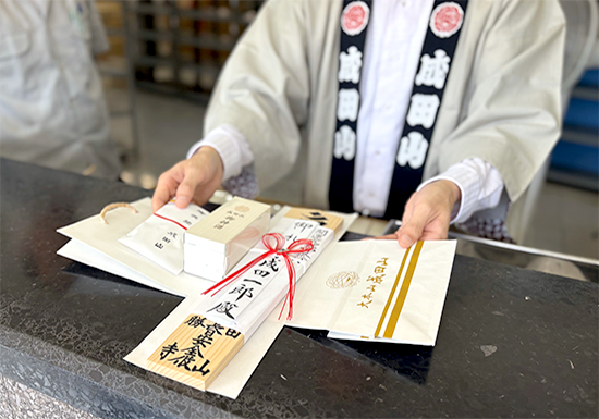 受付所で御札を授かる様子