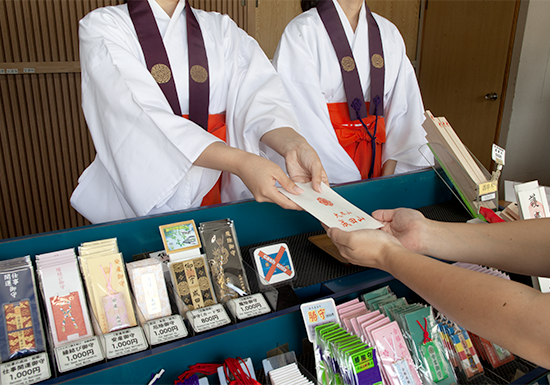 御守りを授かる様子