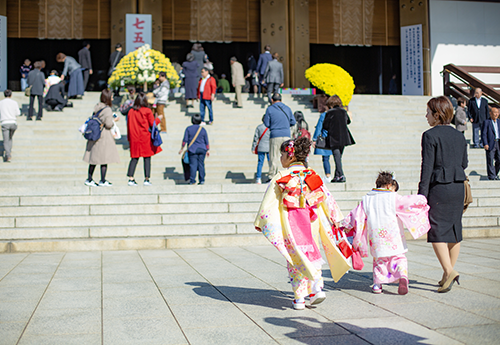 大本堂前を歩く七五三祝祷の子供の様子