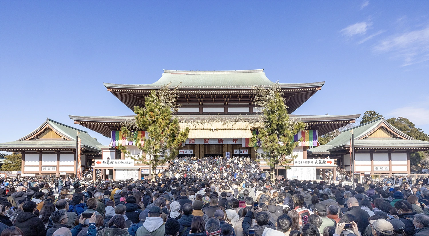 大本堂　多くの人が初詣で賑わう様子