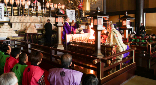 大本堂での御護摩祈祷を参拝する様子