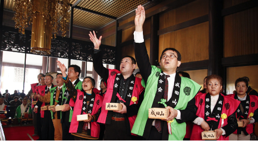 追儺羽織を着て豆まきをする様子