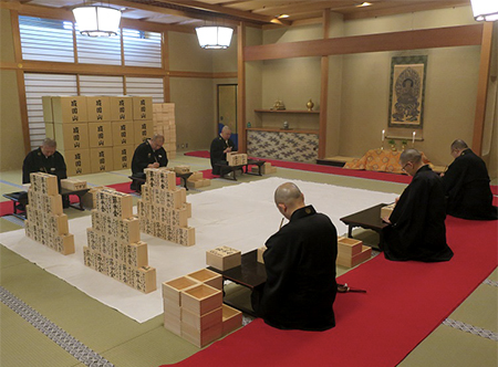 僧侶が福升に浄書する様子