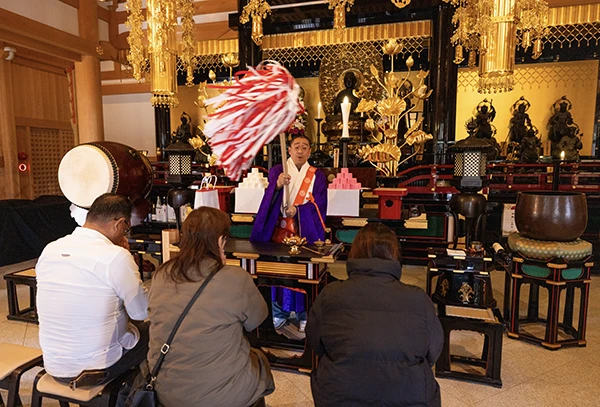 2. 堂内で健康の祈願