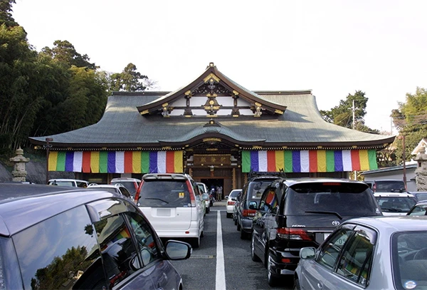 1. お車を交通安全祈祷殿へ