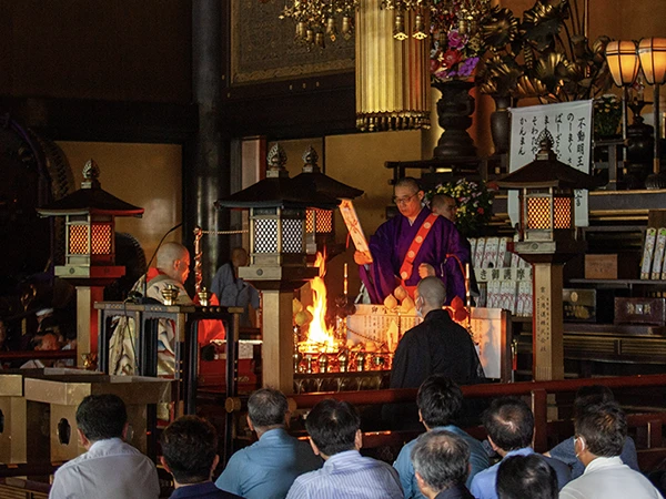 2.大本堂での御護摩祈祷