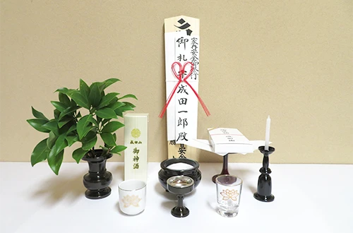 御神酒や御供物、灯明、花、水、香炉などを荘厳
